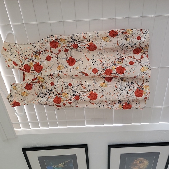 Dailia Seevless Blouse with vibrant flower patterns - Picture 4 of 6